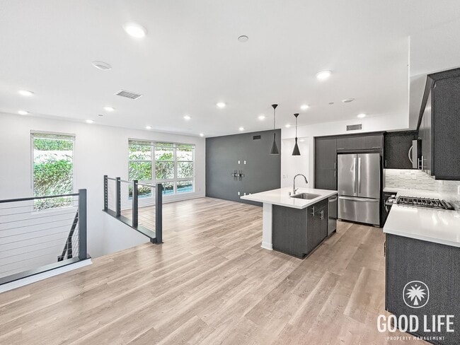 Building Photo - Beautiful 3BD/3BA w/ A/C, In-Unit Laundry, and Attached Garage in Mission Valley!