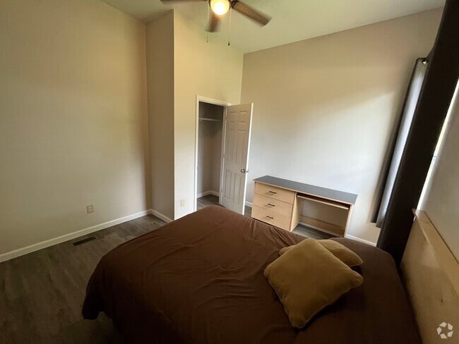 Building Photo - 206 Ridge Rd Unit room4 Rental