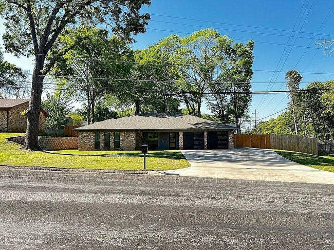 Building Photo - 1311 Alice Dr