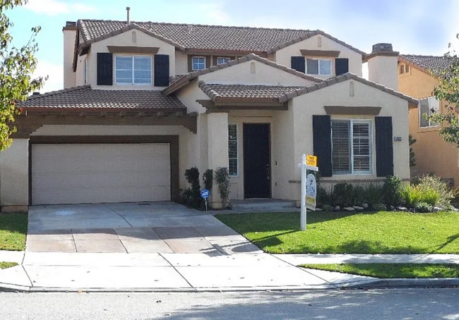 Building Photo - Lovely 5 Bed/3 Bath Home At Chapman Heights Community!