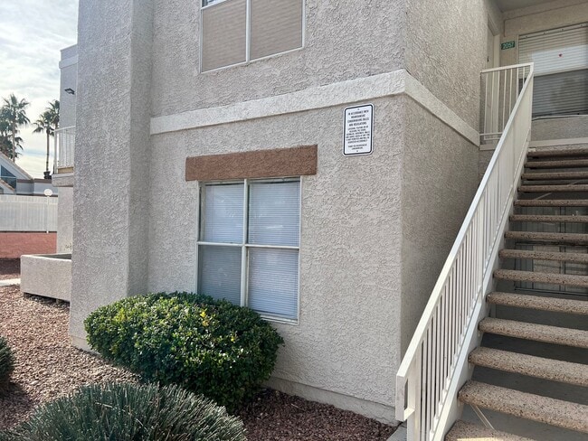Building Photo - Lower level 2 bedroom close to pool. Unit 1057