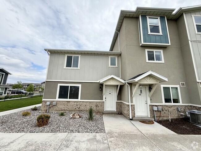 Building Photo - 676 E 550 S Rental