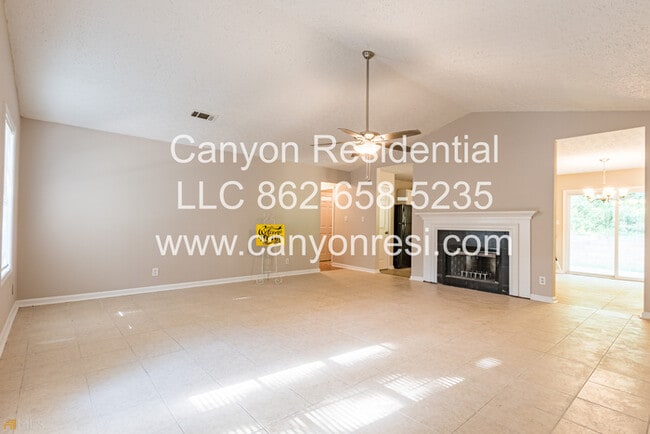 Photo - 220 Splitwood Ln