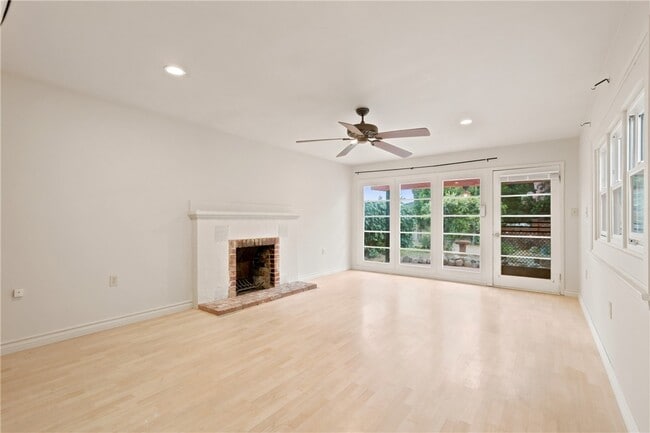 Photo - 607 Hacienda Dr