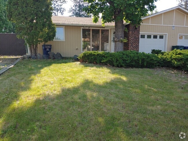 Building Photo - Totally Remodeled Large Duplex Convenientl... Rental