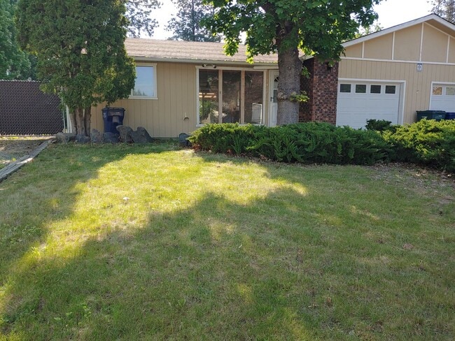 Totally Remodeled Large Duplex Convenientl... - Totally Remodeled Large Duplex Convenientl... House