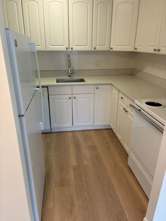 Building Photo - Nicely updated 2 bed unit near the Green Line in Brighton