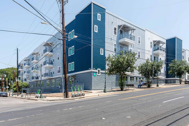 24-Longview-Apartments-Near-UT-Austin-Building-Exterior-Corner