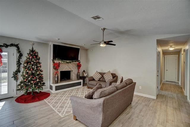 Photo - 905 NE Dove Ln