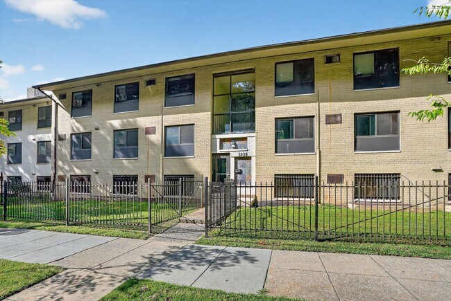 Photo - Modern 2-Bedroom Apartment with In-Unit La... Unidad 101