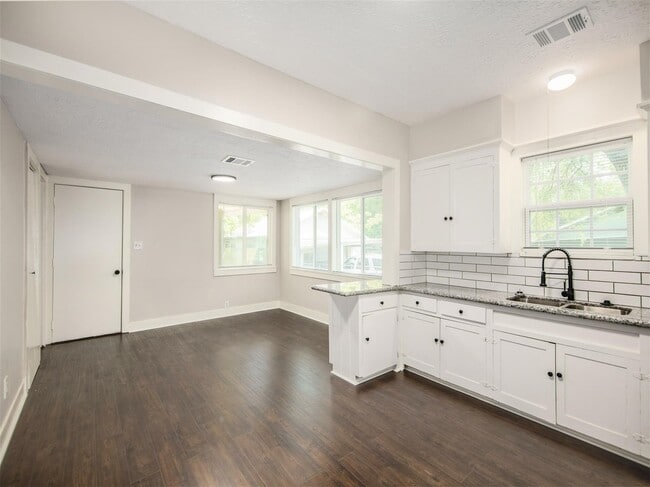 Photo - 319 N Cochran St