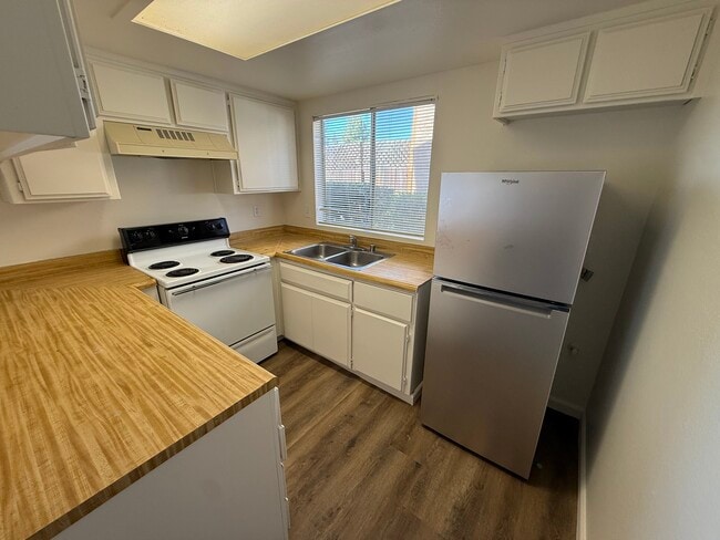 KITCHEN - 7913 S Laurelglen Blvd Unit D