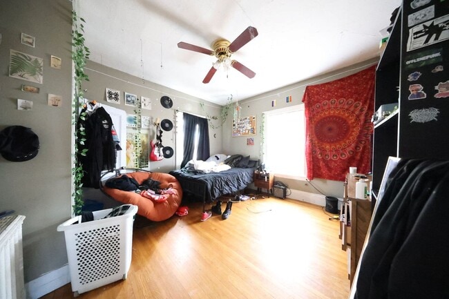 Photo - No brokers Fee, No Security Deposit, Small Dogs Friendly, Backyard, Eat-in Kitchen