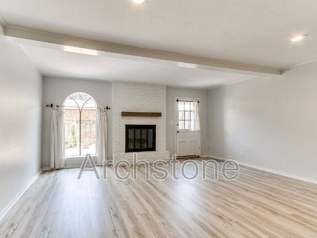Building Photo - 3103 W Wilshire Blvd Rental