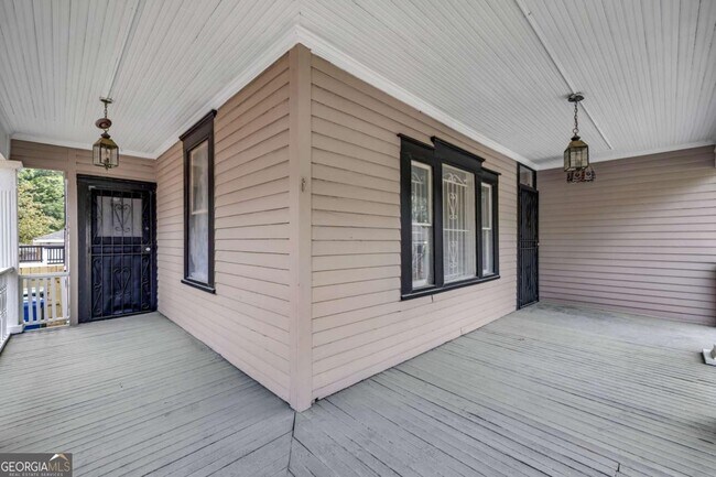 Photo - 660 Queen St SW