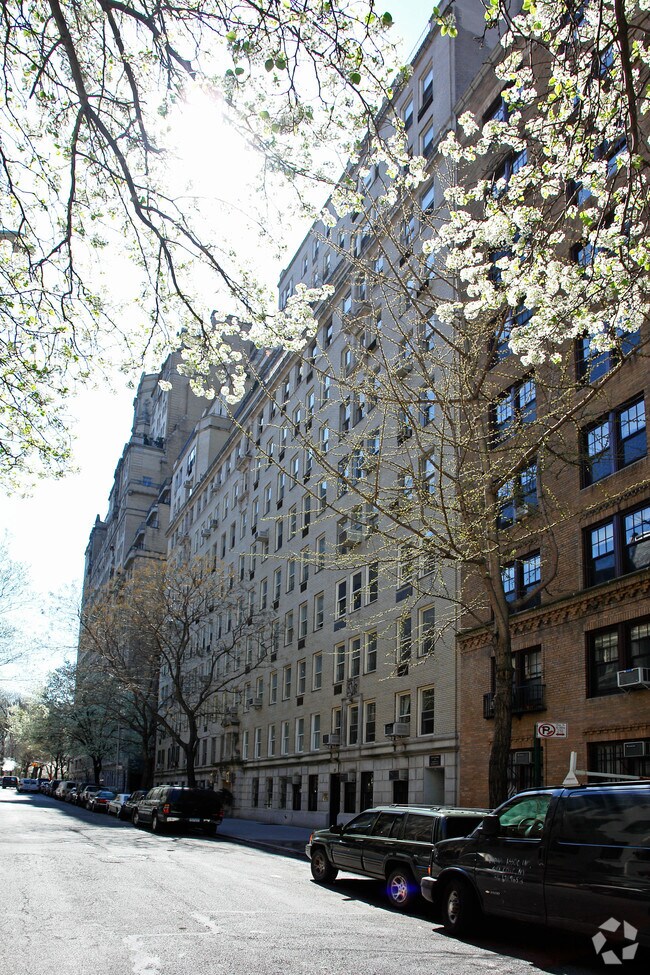 Photo - 15 W 81st St