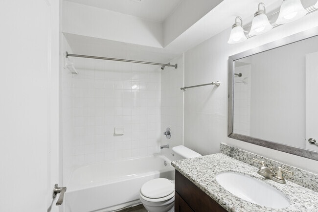 1BR, 1BA - 750SF - Bathroom
