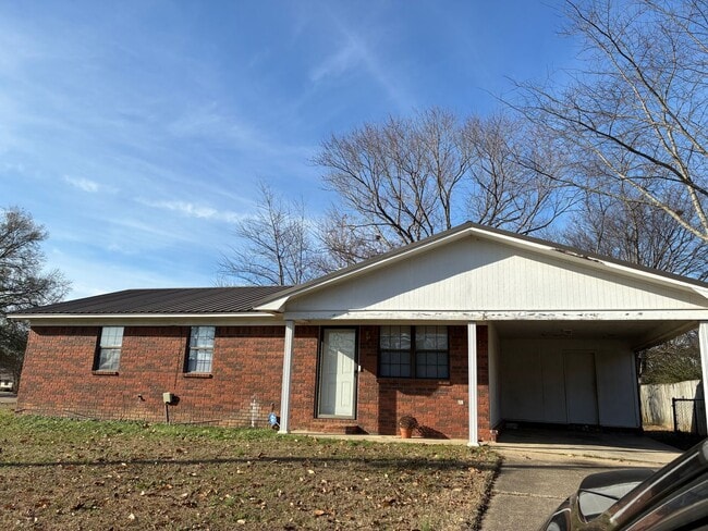 Building Photo - Comfortable West End Home