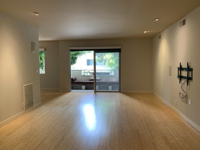 Living Room to Main Balcony - 1250 N Kings Rd Apartamentos Unidad 301