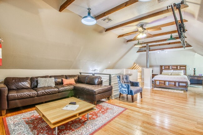 Building Photo - 702 Myrtle Ave Unit Attic Loft 3L