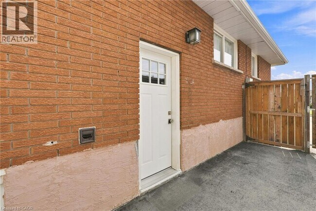 Photo - 28 Leduc St