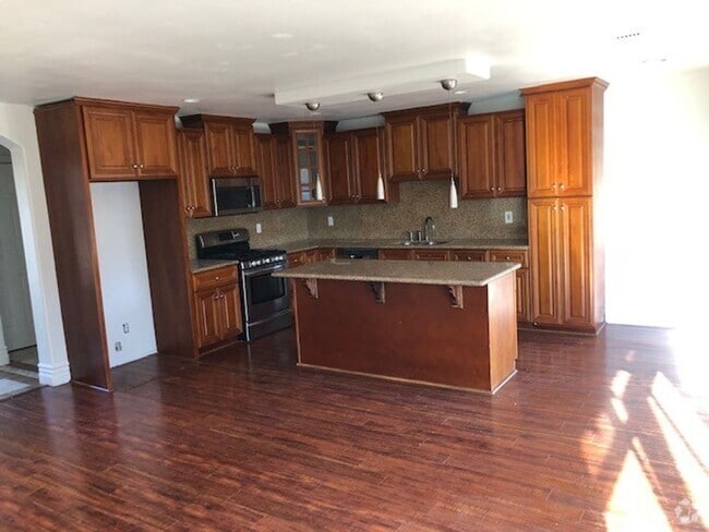 Building Photo - House: 3 Bedroom / 2 Bathroom - Sacramento