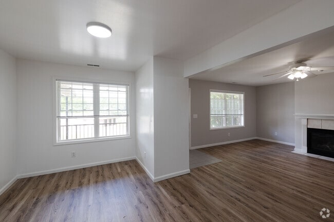 2 BR, 2 BA - 943SF