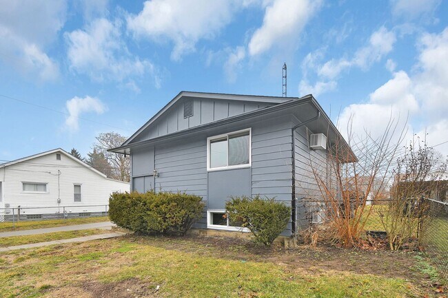 Photo - Freshly Renovated Duplex. Upstairs and Downstairs Units Available Now. Schedule a Schedule Today! Unidad A