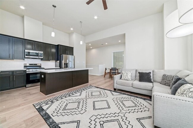 Photo - 148 Knightsbridge Park Ln