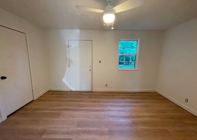 Photo - Knoxville 37920 - 2 bedroom, 1 bath Apartment - Text Tara Hayes (865) 242-8010 - Visit REARENT.CO...