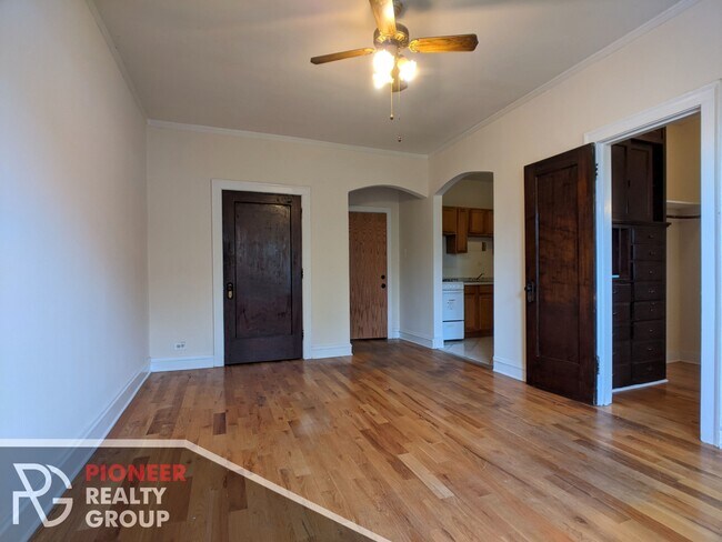 Photo - 4857 N Damen Ave