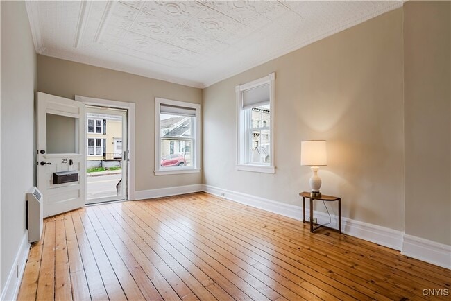 Photo - 25 College St