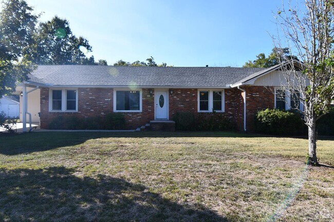 Building Photo - 3 bed 2 bath  2,200 sqft home located in S...