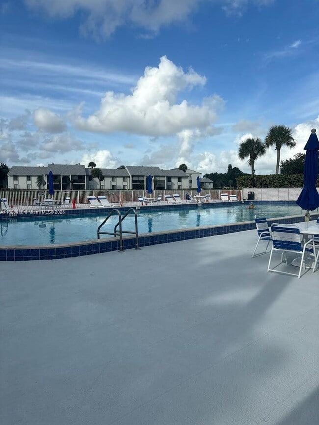 Photo - 1001 Green Pine Blvd Unidad H2 Rental