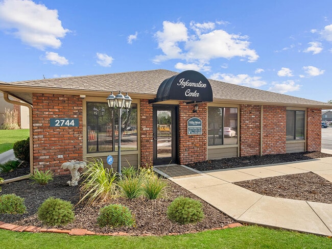 ¡Estamos ansiosos por conocerte! - Villa West Apartments and Townhomes