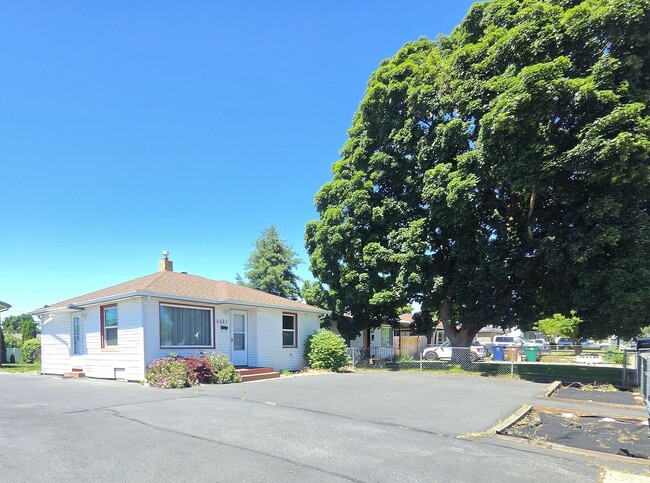 Building Photo - $2,495 - 3 Bed / 2 Bath Charming Home in Shadle Area with Utilities Included in Rent