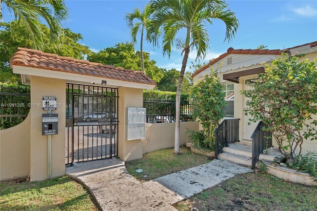 Photo - 814 Lenox Ave. Unidad 8