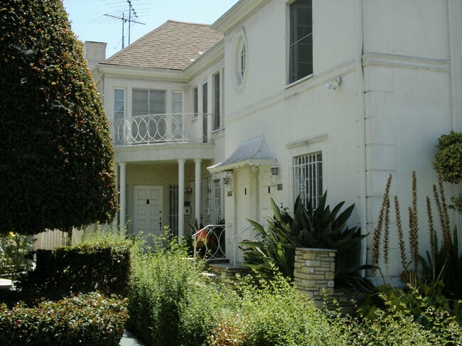 Building Photo - 6168 W Olympic Blvd Unit 70-5