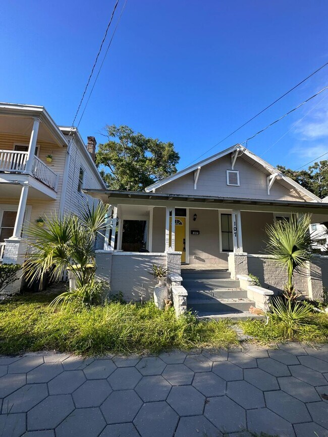 Building Photo - Fully Renovated 4/1-Single Family  Availab... Rental