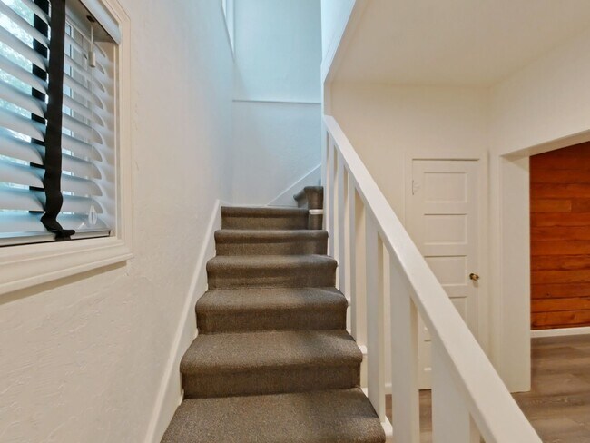 Photo - 5 Bed Rental in Convenient Location!