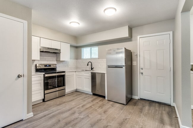 Kitchen - 1516 Valley View St