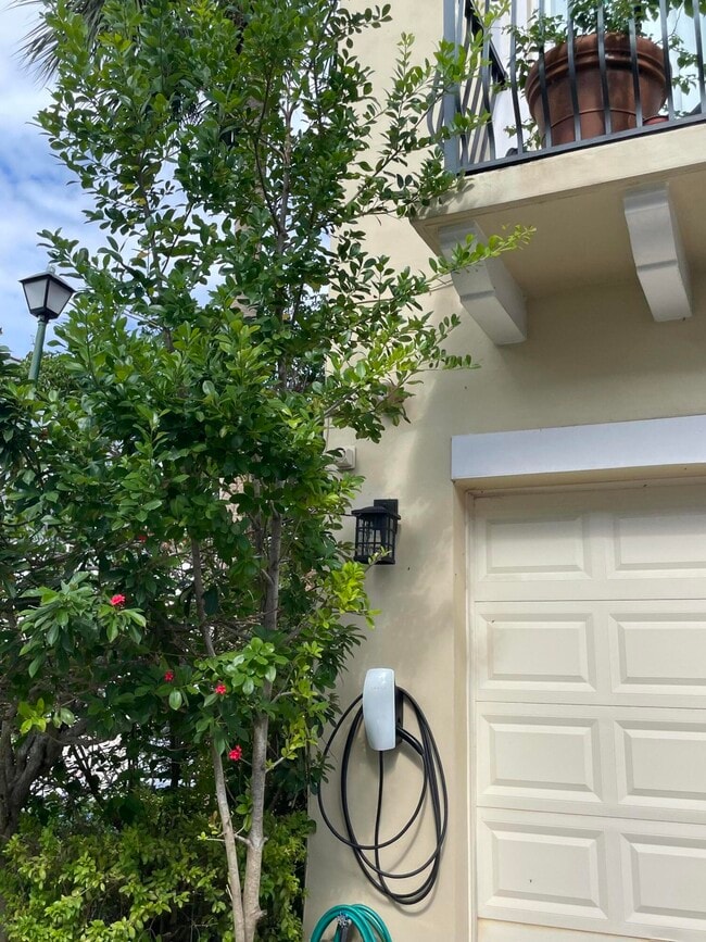 Photo - 552 NW 39th Cir