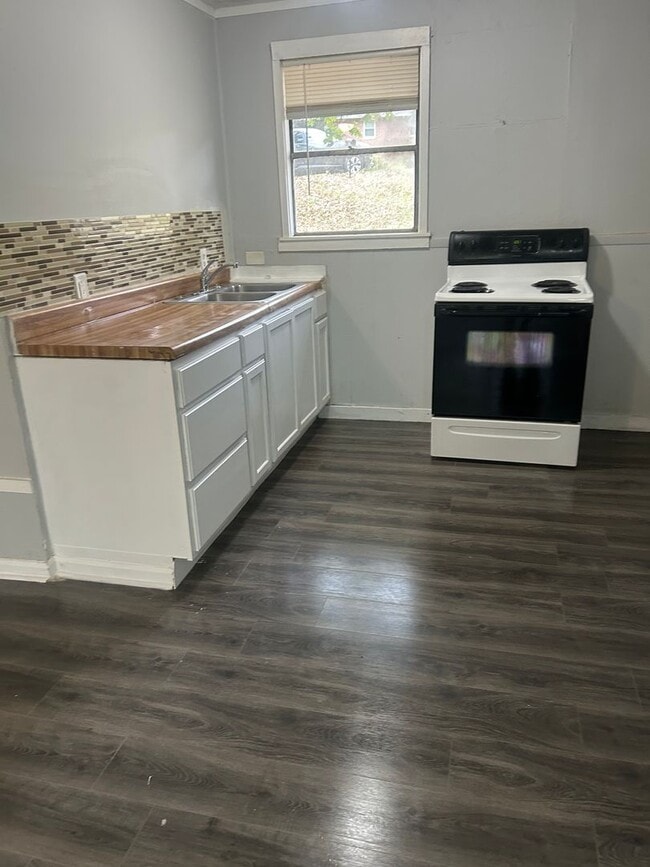 Photo - Oak Ridge 37830 - 2 bedroom, 1 bath duplex - Contact Lisa Vineyard and Shannon Russell (865) 216-...