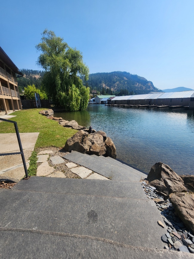 Building Photo - Bayview Lakeside Charmer Unit 2