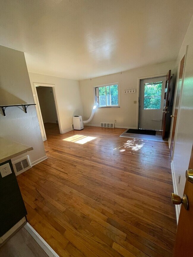 Photo - 2010/2012 Dexter Ave Unit 2012 Dexter Ave