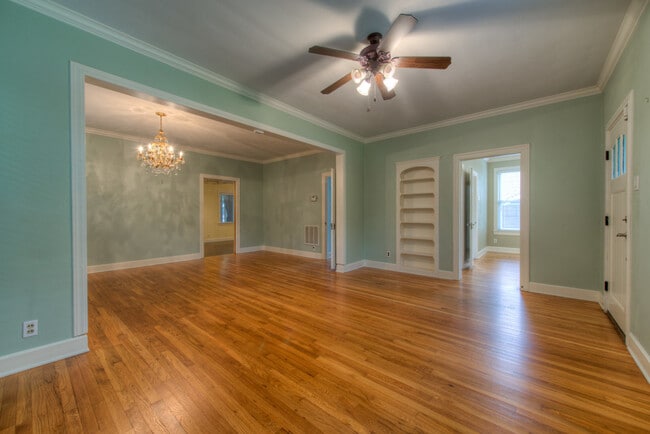Photo - AVAILABLE AUGUST: Gorgeous, Remodeled 4 bed / 3 bath Hyde Park Area Home