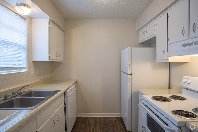 Photo - River Oaks Apartments