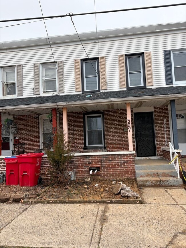 Building Photo - This Beautifully Fully Remolded 2 Bed 1 Full Bath Townhome in Stowe is Now Available