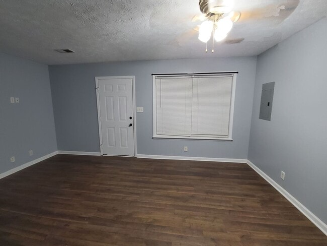 Photo - $1250 - 3 Bedroom 1 Bath Home offering Sunroom!