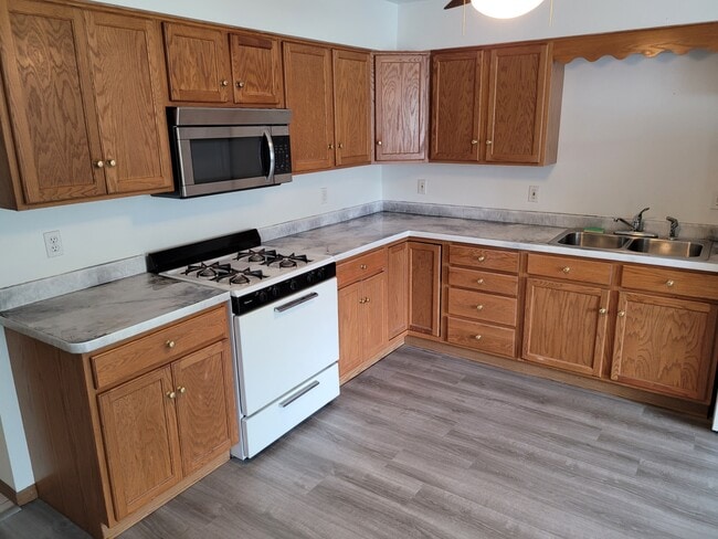 Building Photo - 671 Moyer Ave Unit 2